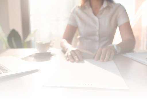 Profissional organizando documentos para processo de encerramento e baixa de empresa