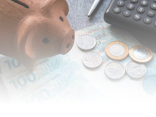 Cofrinho com moedas e notas de R$ 100,00 espalhadas, com caneta e calculadora por perto, representando planejamento financeiro empresarial