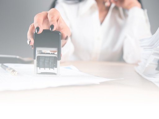 Carimbo oficial sendo aplicado em documentos para registro e abertura de empresa