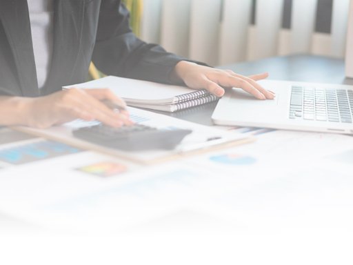 Profissional analisando relatórios financeiros para regularização de pendências fiscais