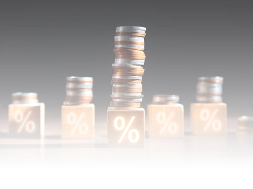 Moedas empilhadas simbolizando controle financeiro e planejamento tributário